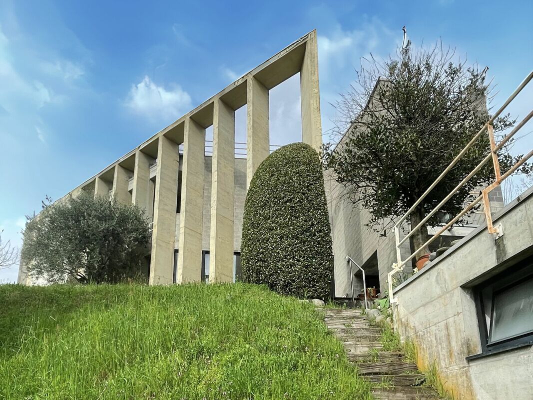 Casa unifamiliare su tre livelli con terrazza panoramica e giardino
