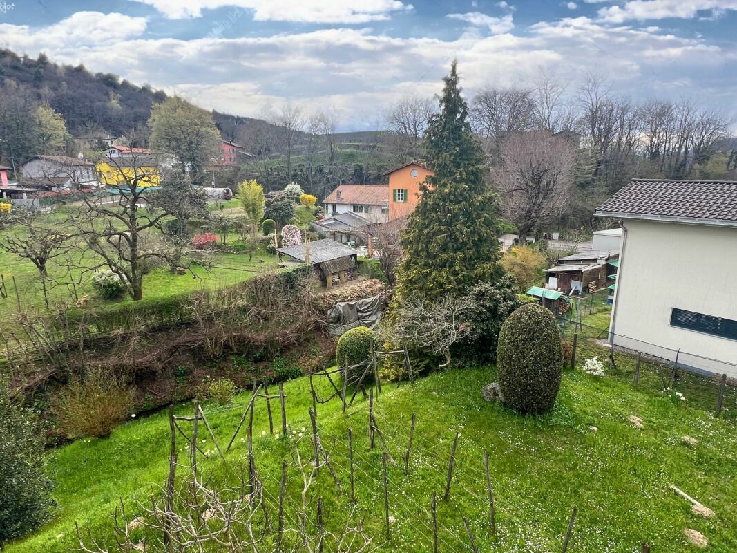 Casa unifamiliare su tre livelli con terrazza panoramica e giardino