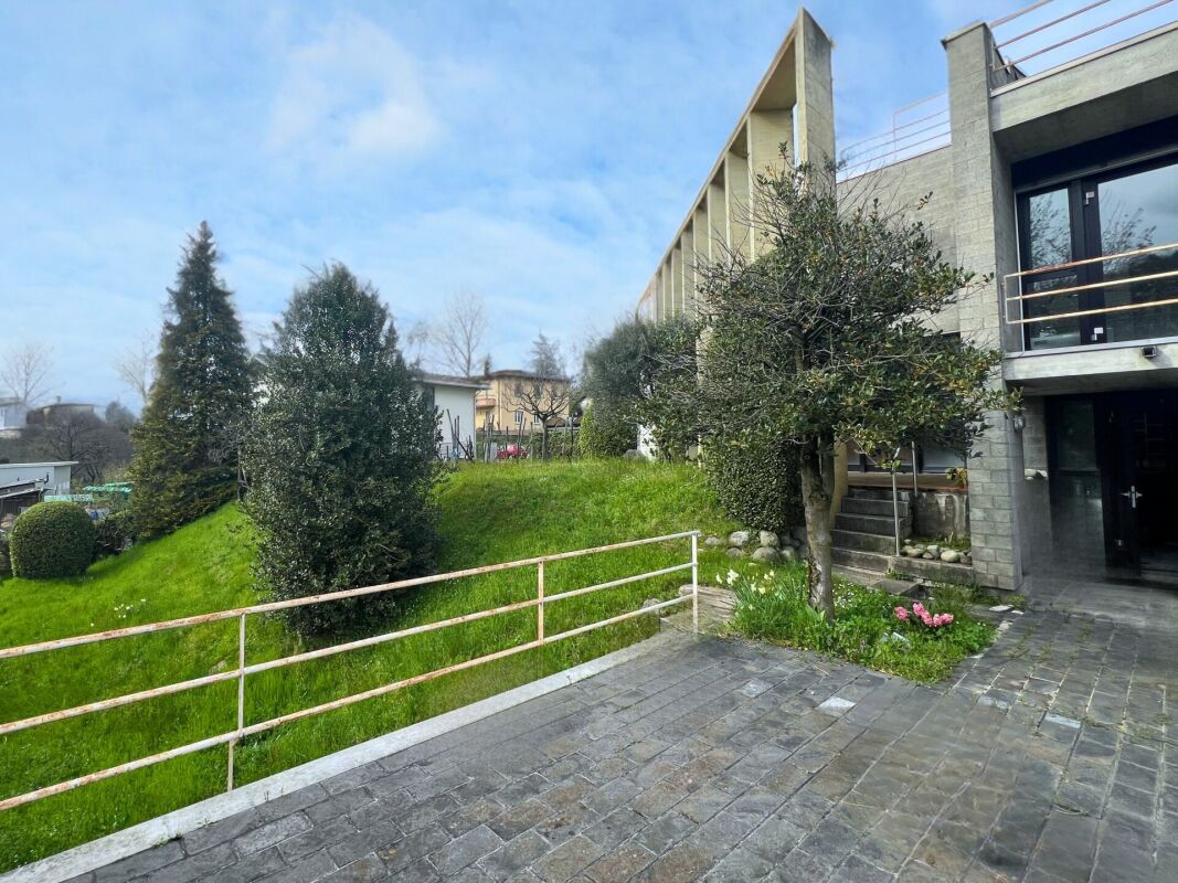 Casa unifamiliare su tre livelli con terrazza panoramica e giardino