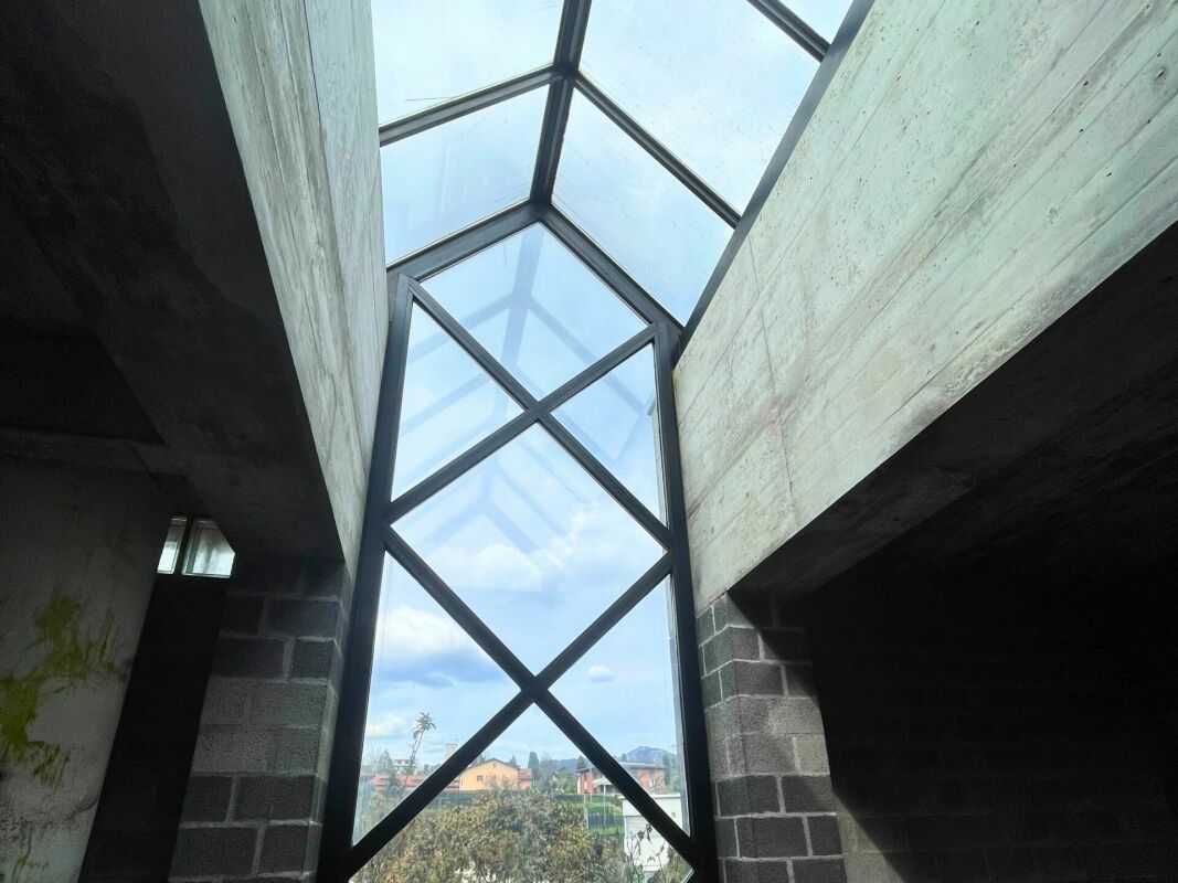 Casa unifamiliare su tre livelli con terrazza panoramica e giardino