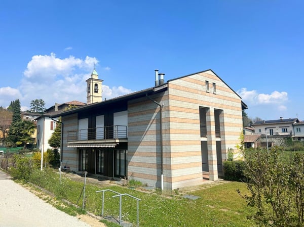 Grande villa uni-bifamiliare su tre livelli con giardino 1