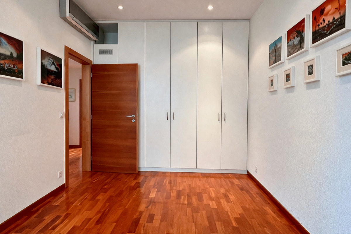 Vendesi elegante appartamento in centro Chiasso adibito a uffici