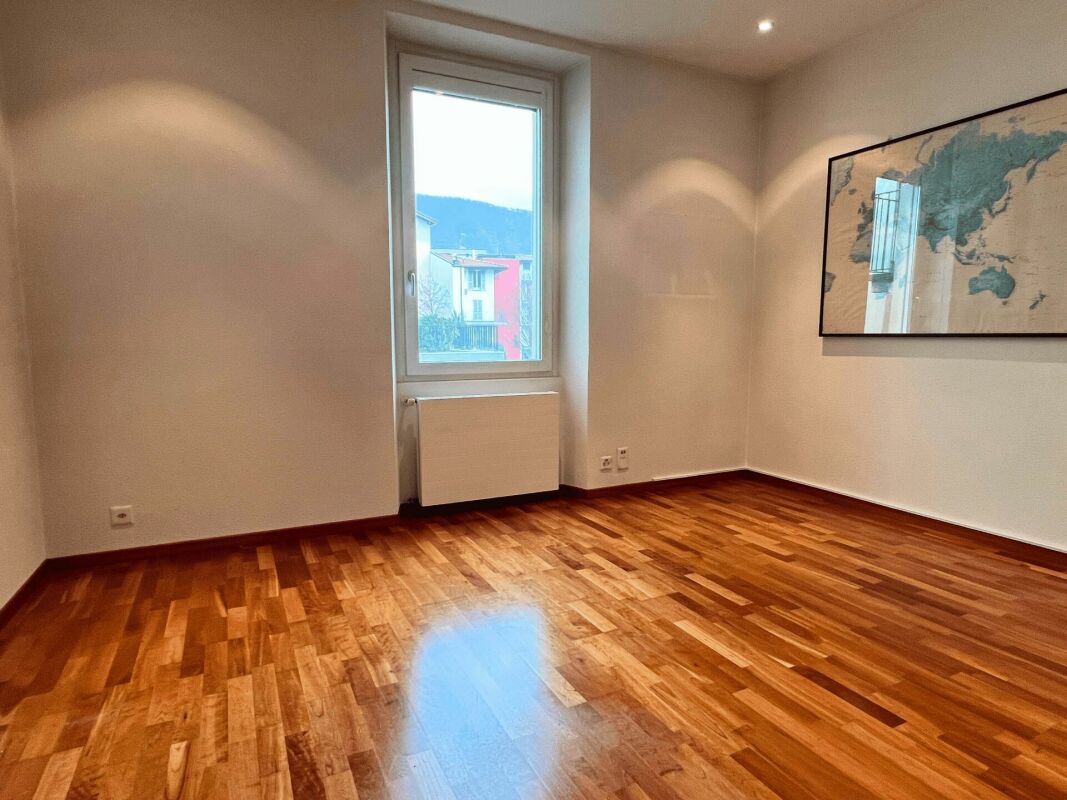 Vendesi elegante appartamento in centro Chiasso adibito a uffici