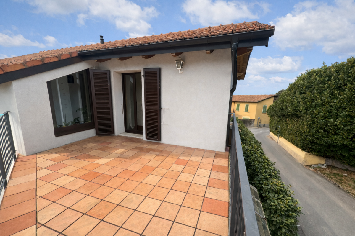 Casa unifamiliare con rustico, ampio giardino e piazzale privato
