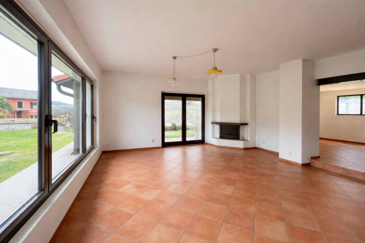 Casa unifamiliare con rustico, ampio giardino e piazzale privato