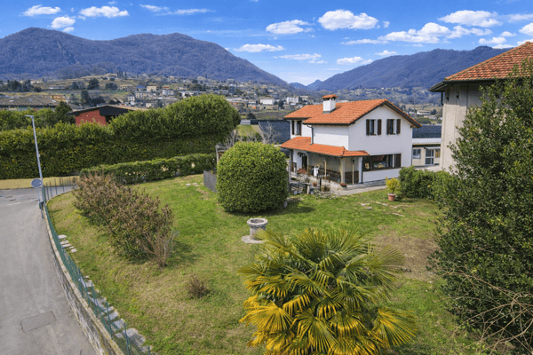 Casa unifamiliare con rustico, ampio giardino e piazzale privato