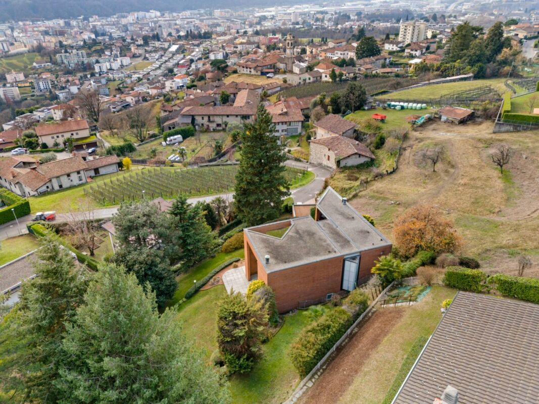 Splendida villa con ampio giardino e vista