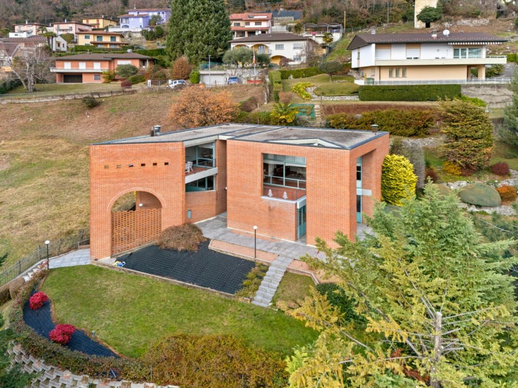 Splendida villa con ampio giardino e vista