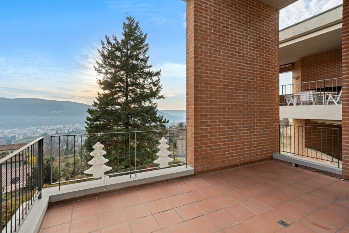 Splendida villa con ampio giardino e vista