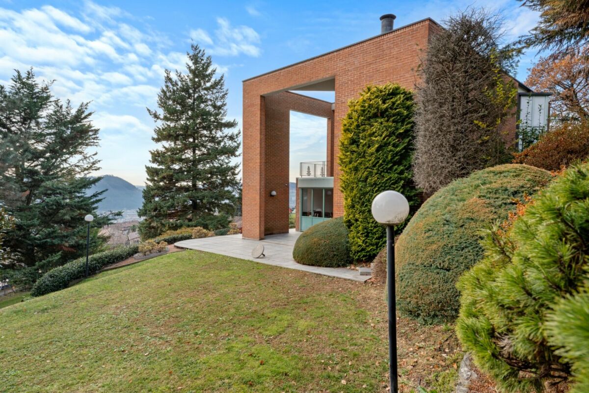 Splendida villa con ampio giardino e vista