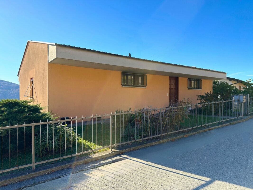 Casa unifamiliare con giardino e vista aperta