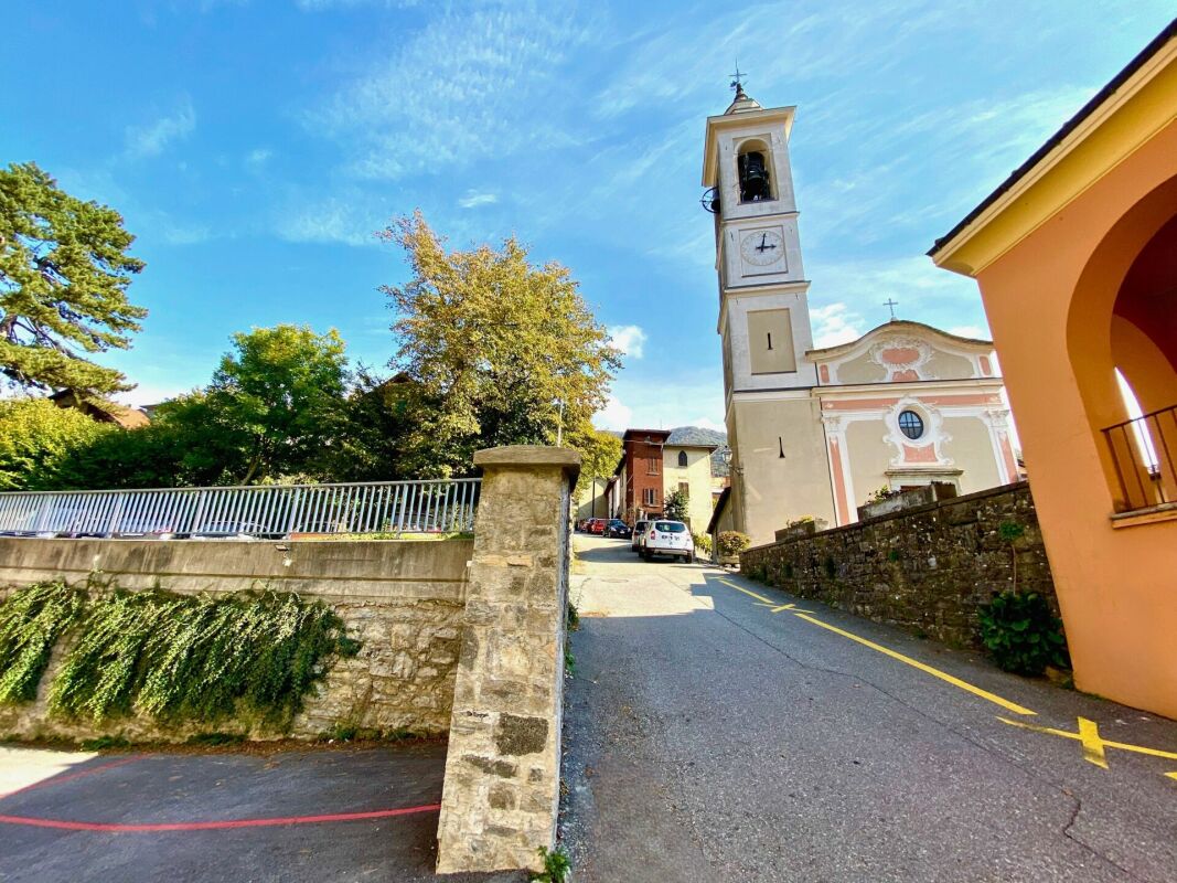 Attico moderno di 3.5 locali con balcone, vista e due posti auto