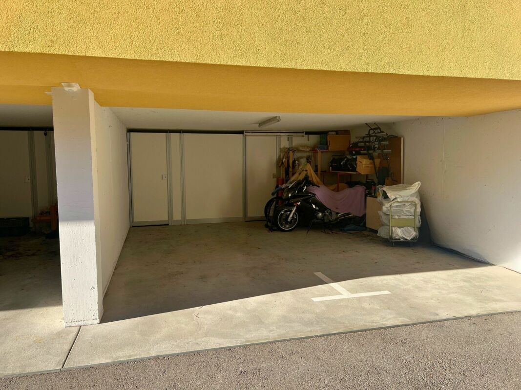 Attico moderno di 3.5 locali con balcone, vista e due posti auto