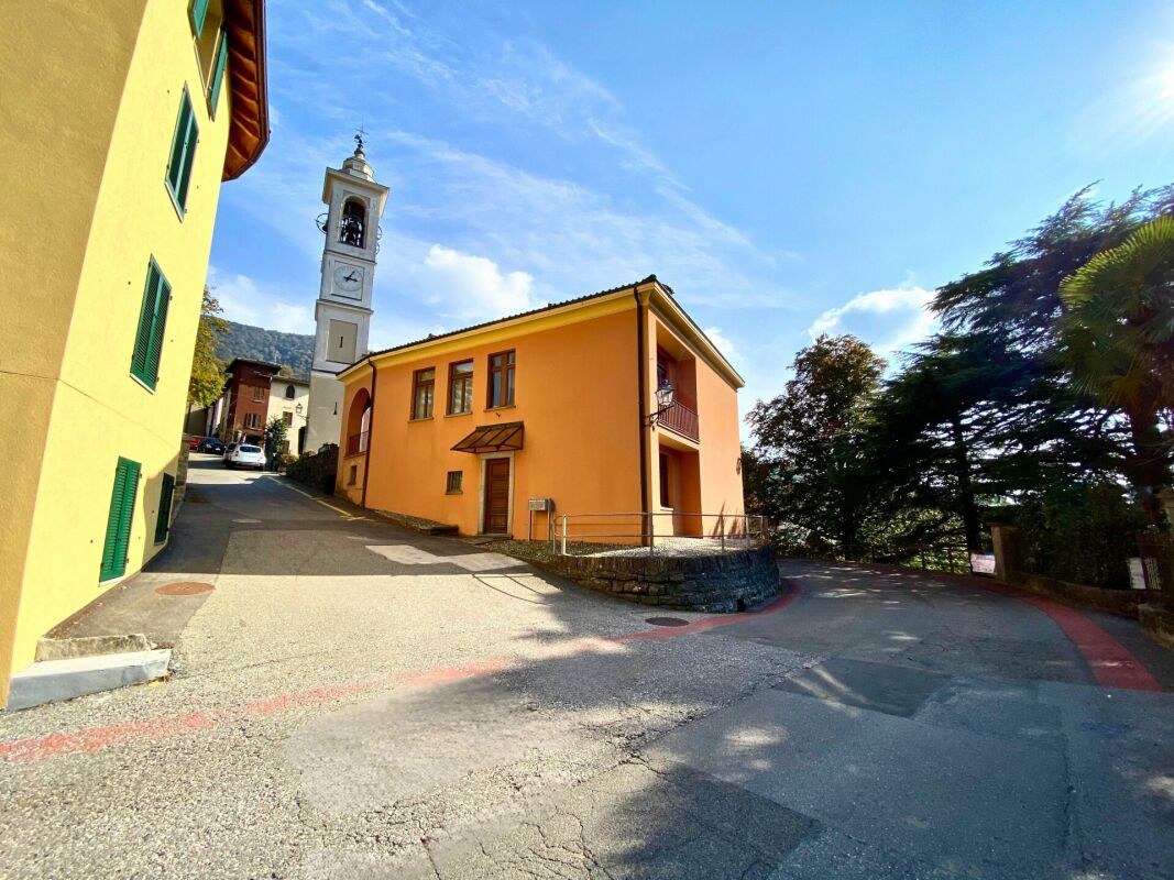Attico moderno di 3.5 locali con balcone, vista e due posti auto
