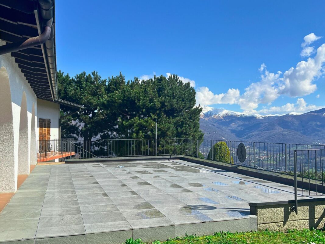 Ampia villa nel verde con piscina, vista panoramica e oltre 7'000 mq di terreno