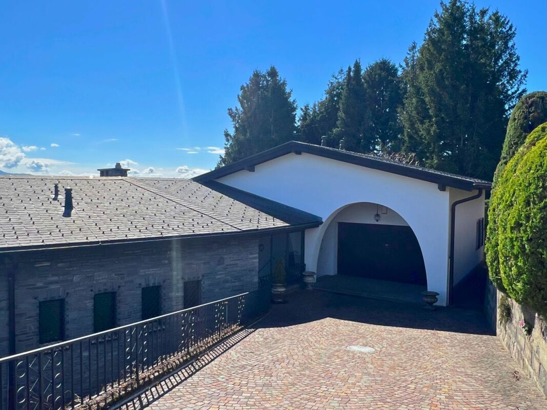 Ampia villa nel verde con piscina, vista panoramica e oltre 7'000 mq di terreno