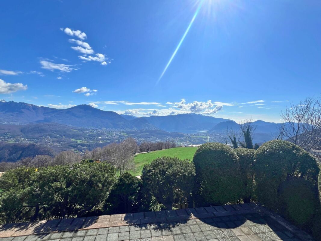 Ampia villa nel verde con piscina, vista panoramica e oltre 7'000 mq di terreno