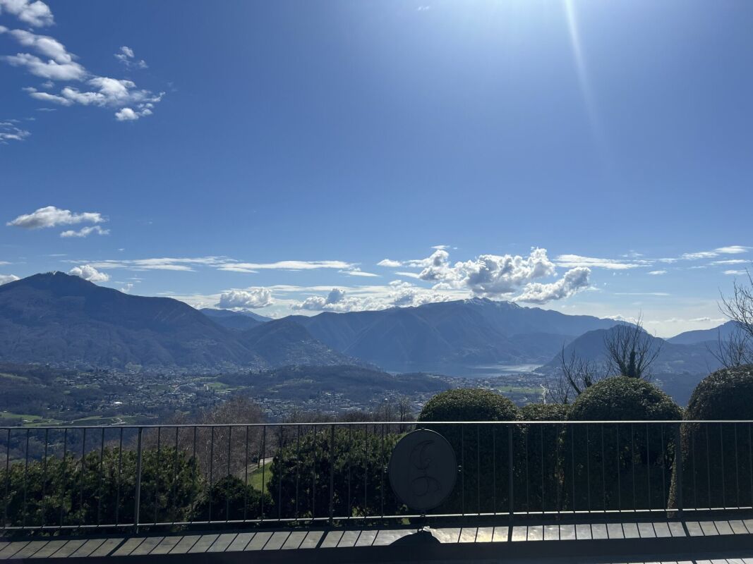 Ampia villa nel verde con piscina, vista panoramica e oltre 7'000 mq di terreno