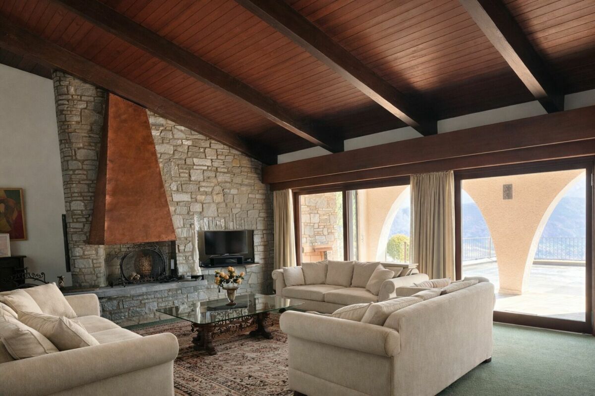 Ampia villa nel verde con piscina, vista panoramica e oltre 7'000 mq di terreno