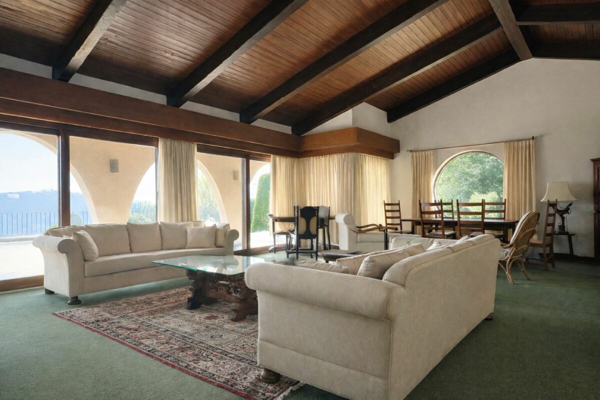Ampia villa nel verde con piscina, vista panoramica e oltre 7'000 mq di terreno