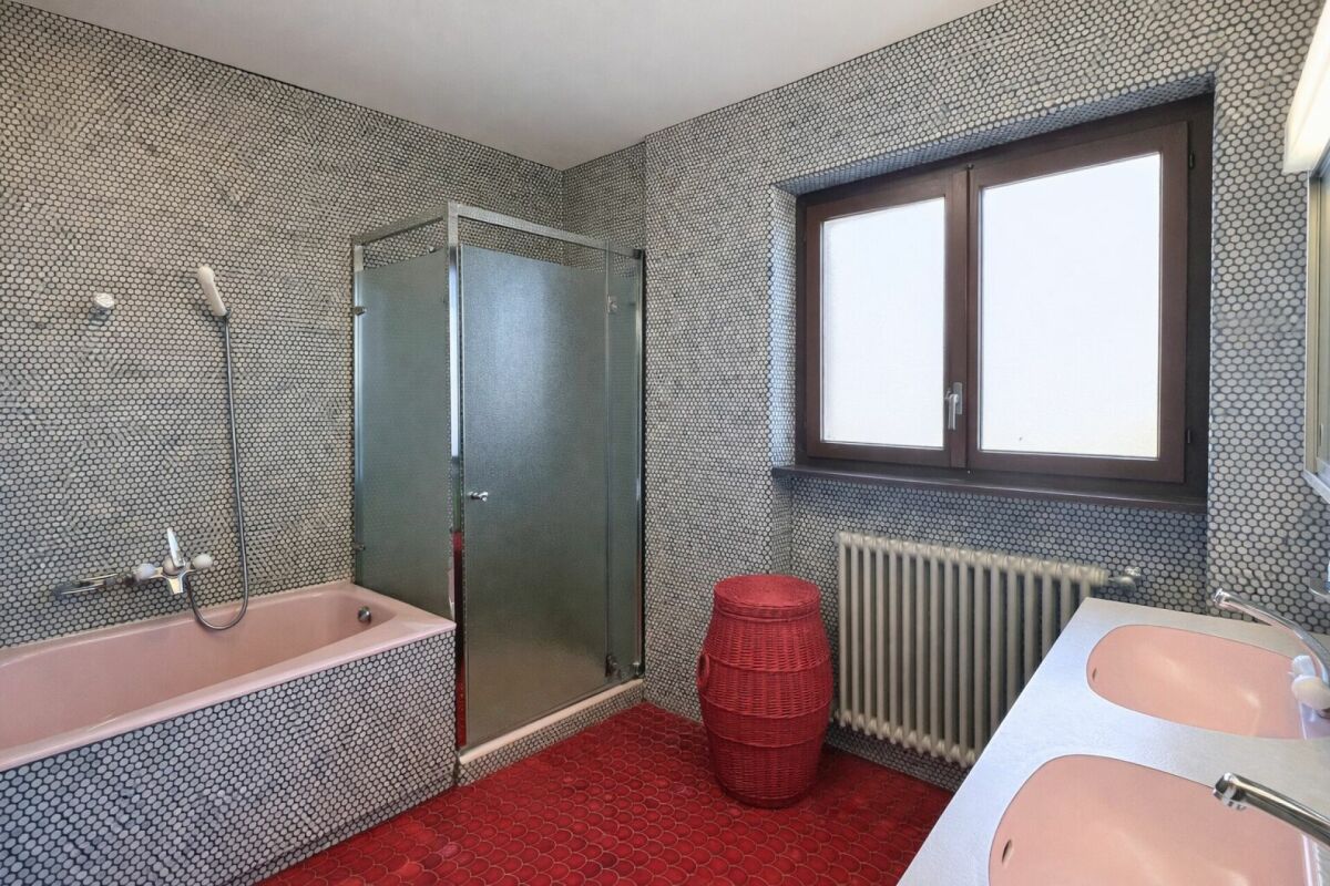 Ampia villa nel verde con piscina, vista panoramica e oltre 7'000 mq di terreno