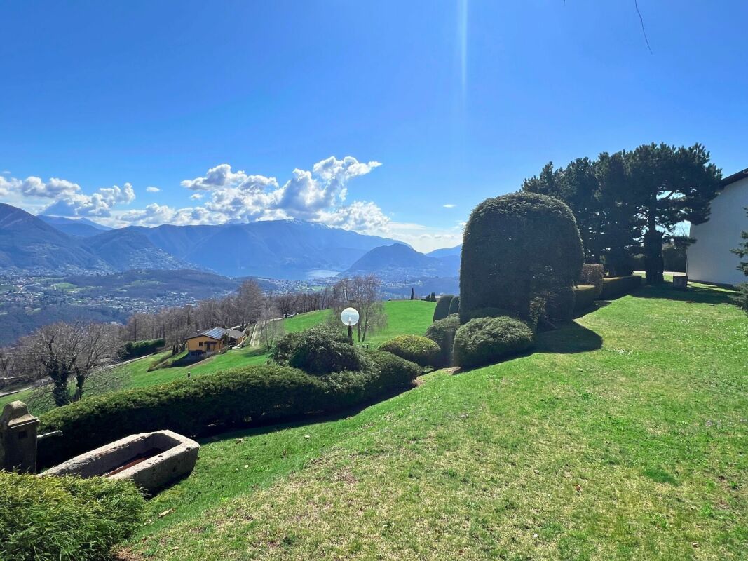 Ampia villa nel verde con piscina, vista panoramica e oltre 7'000 mq di terreno