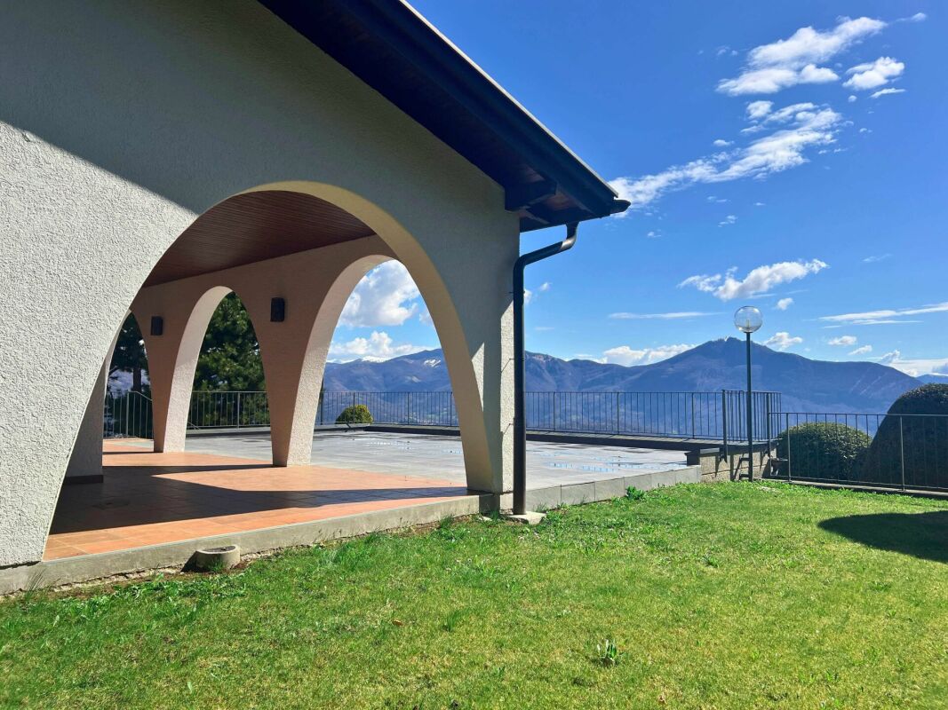 Ampia villa nel verde con piscina, vista panoramica e oltre 7'000 mq di terreno