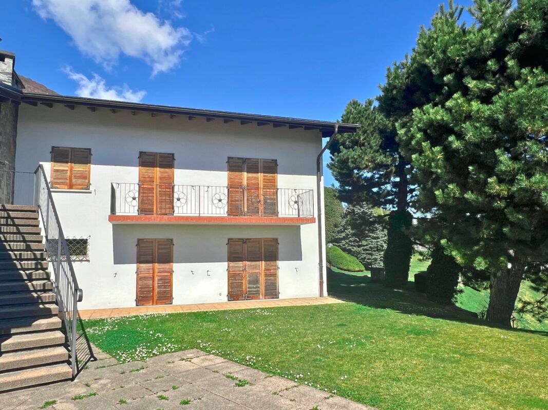 Ampia villa nel verde con piscina, vista panoramica e oltre 7'000 mq di terreno