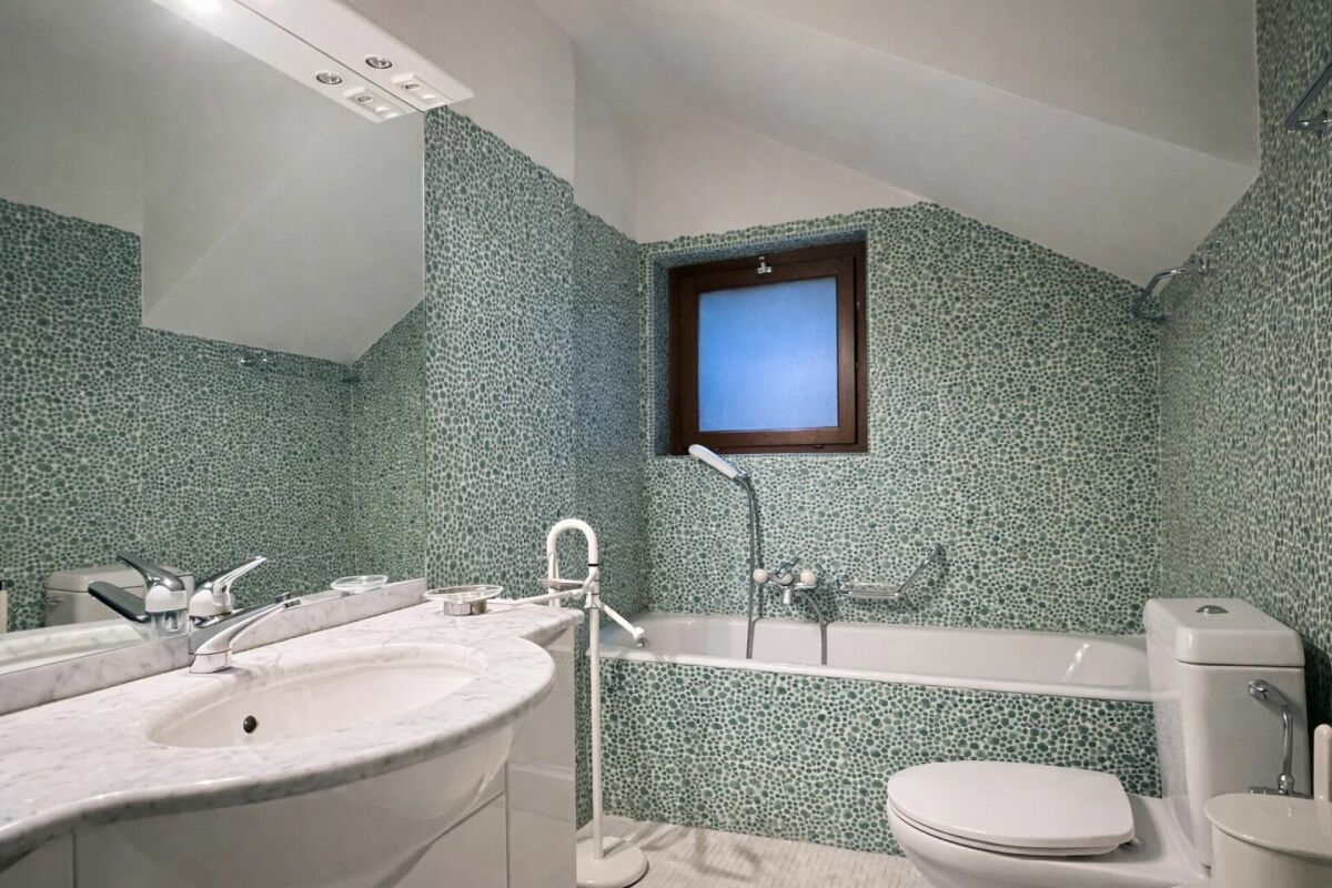 Ampia villa nel verde con piscina, vista panoramica e oltre 7'000 mq di terreno