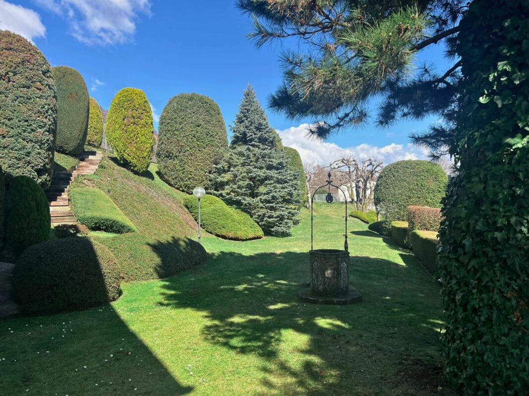 Ampia villa nel verde con piscina, vista panoramica e oltre 7'000 mq di terreno