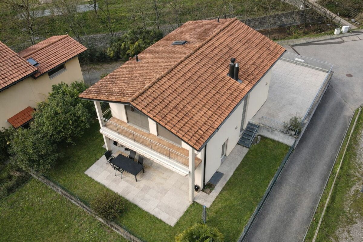 Interessante casa unifamiliare nel verde, con grande locale hobby/garage e parziale vista lago