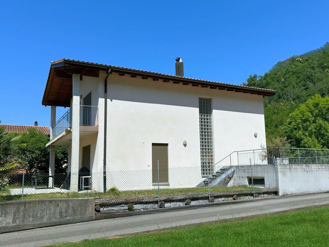 Interessante casa unifamiliare nel verde, con grande locale hobby/garage e parziale vista lago