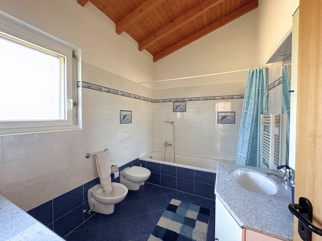 Interessante casa unifamiliare nel verde, con grande locale hobby/garage e parziale vista lago