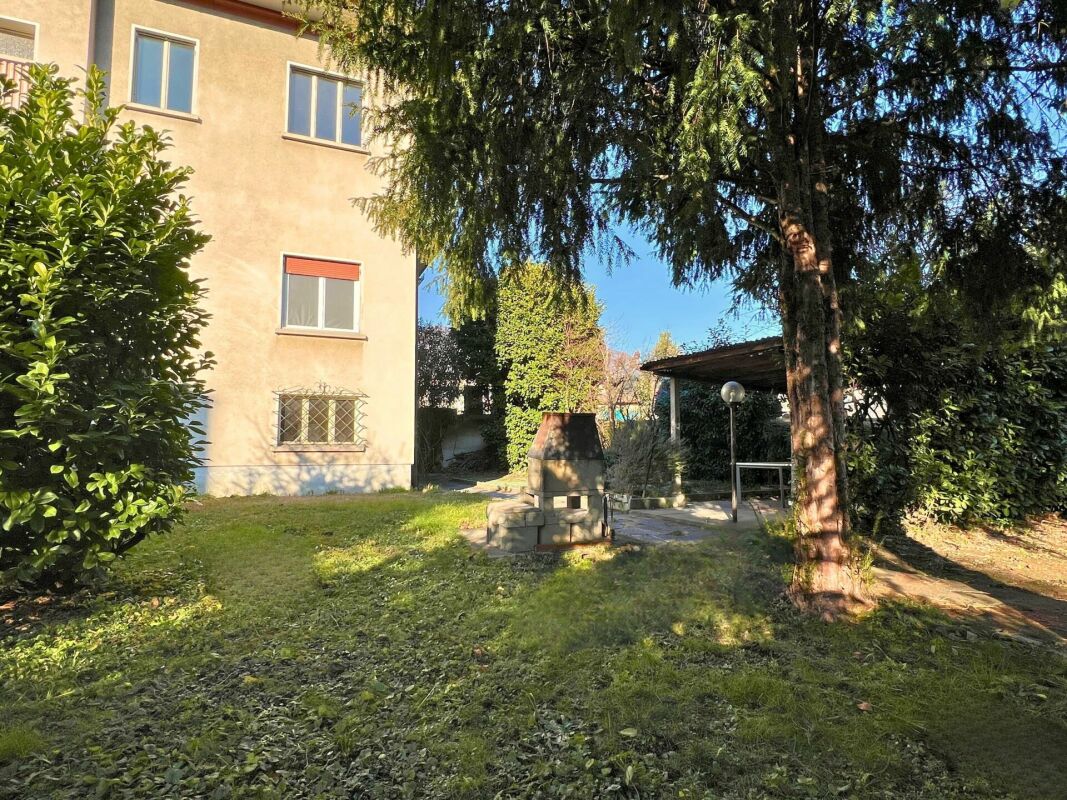 Ampia proprietà residenziale-commerciale con giardino