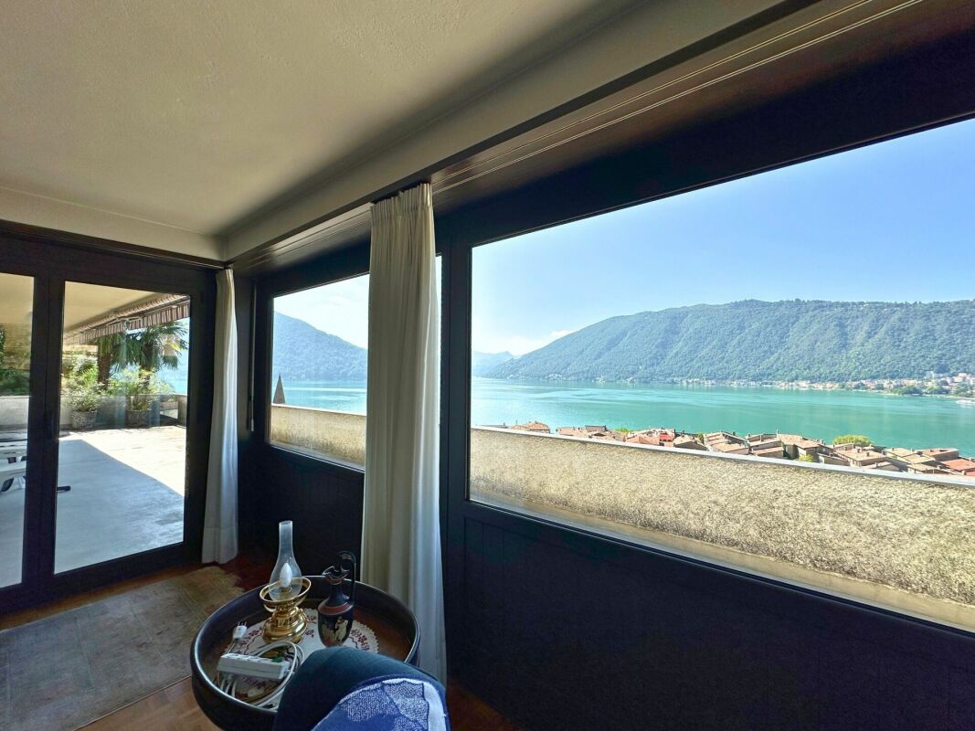 Interessante appartamento di 5.5 locali con grande terrazza e splendida vista lago