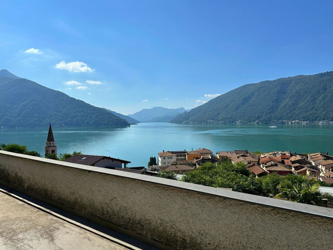 Interessante appartamento di 5.5 locali con grande terrazza e splendida vista lago