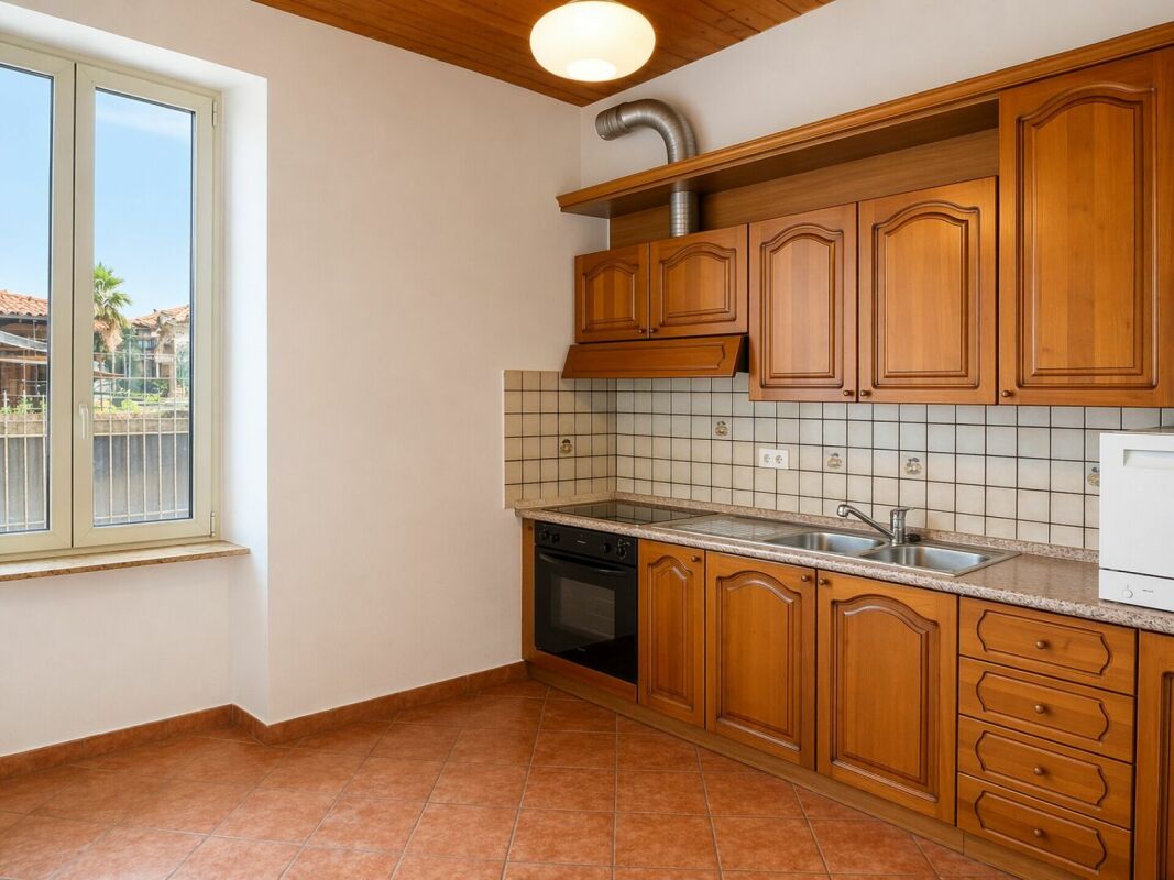 Ampia casa plurifamiliare con autorimessa a Balerna