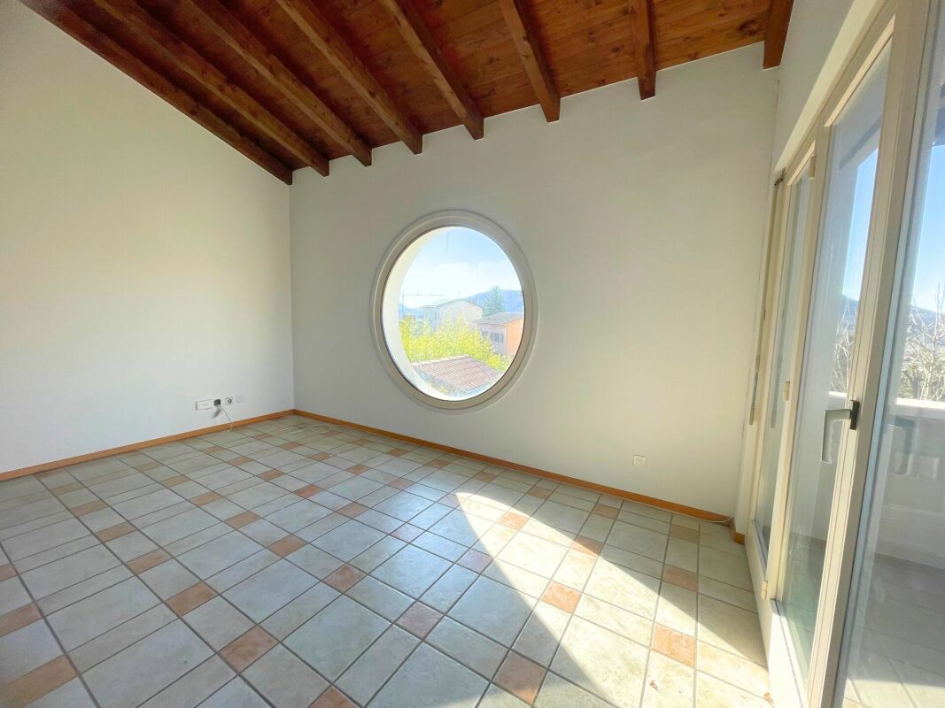 Interessante casa unifamiliare con appartamento indipendente e giardino
