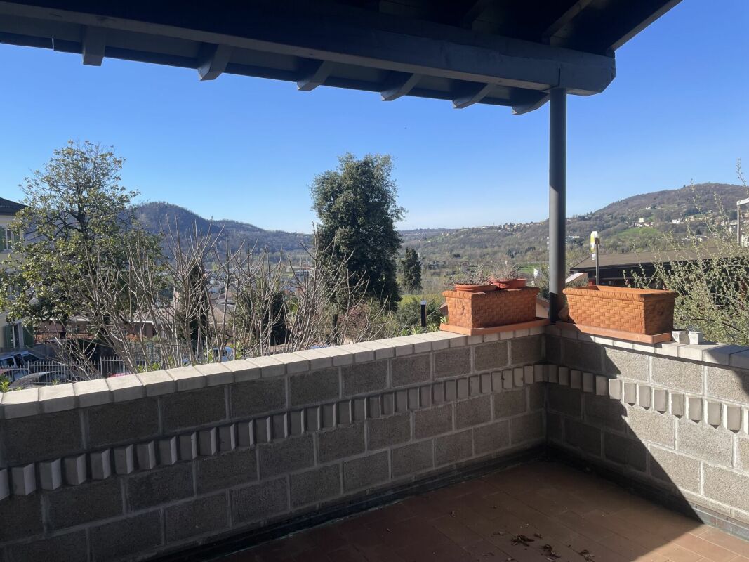 Interessante casa unifamiliare con appartamento indipendente e giardino
