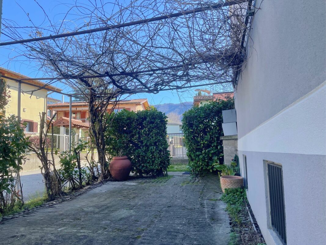 Interessante casa unifamiliare con appartamento indipendente e giardino