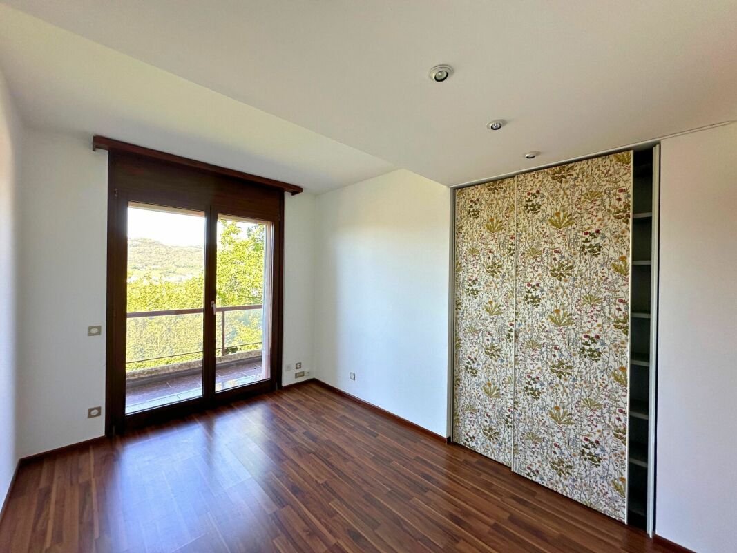 Signorile casa gemella nel verde e con vista aperta