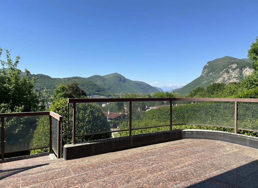 Signorile casa gemella nel verde e con vista aperta