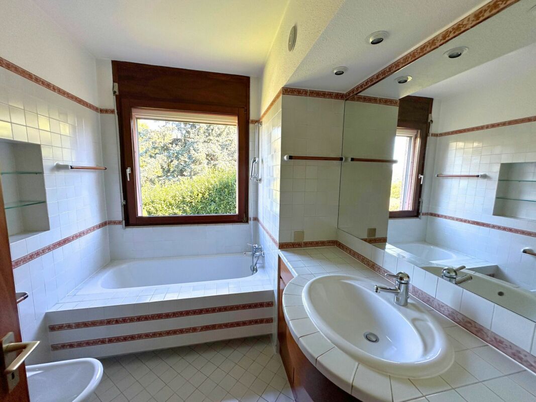 Signorile casa gemella nel verde e con vista aperta