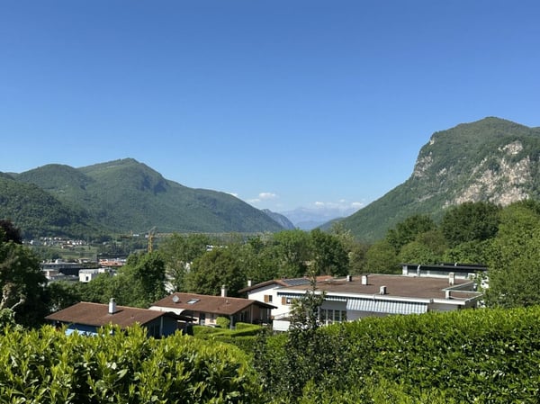 Signorile casa gemella nel verde e con vista aperta 3
