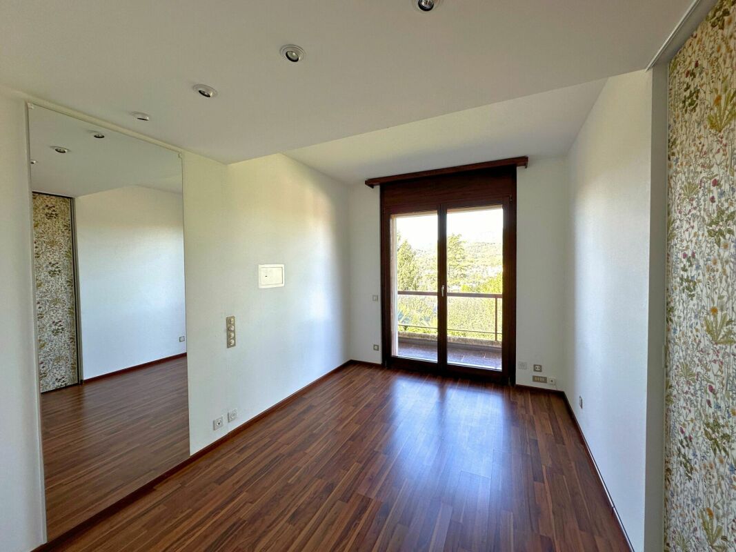 Signorile casa gemella nel verde e con vista aperta
