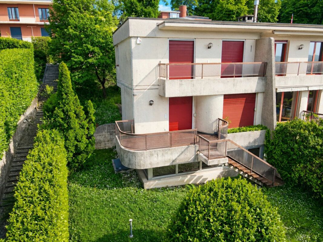 Signorile casa gemella nel verde e con vista aperta
