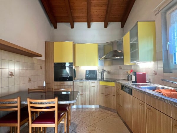 Meravigliosa casa unifamiliare con giardino, vista e posizione soleggiata 9