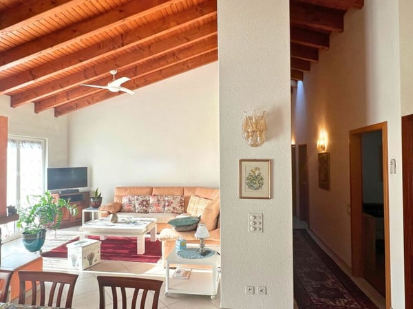 Meravigliosa casa unifamiliare con giardino, vista e posizione soleggiata 7
