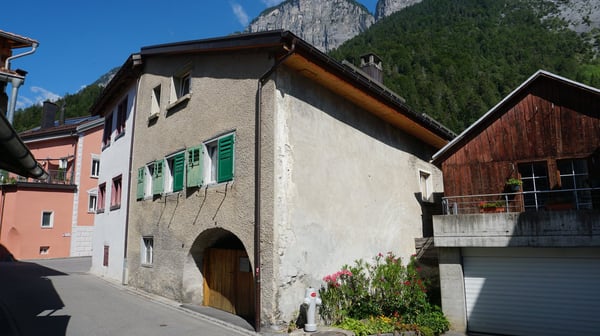 Felsberg - 4½-Zimmer-EFH mit Schopfanbau und sep. Wiesland 1