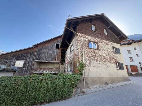 Untervaz - Einfamilienhaus mit Stall und Garagen 1
